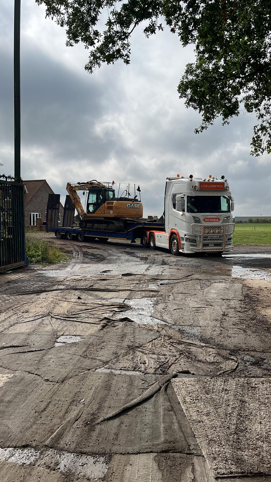 Low loader haulage vehicle