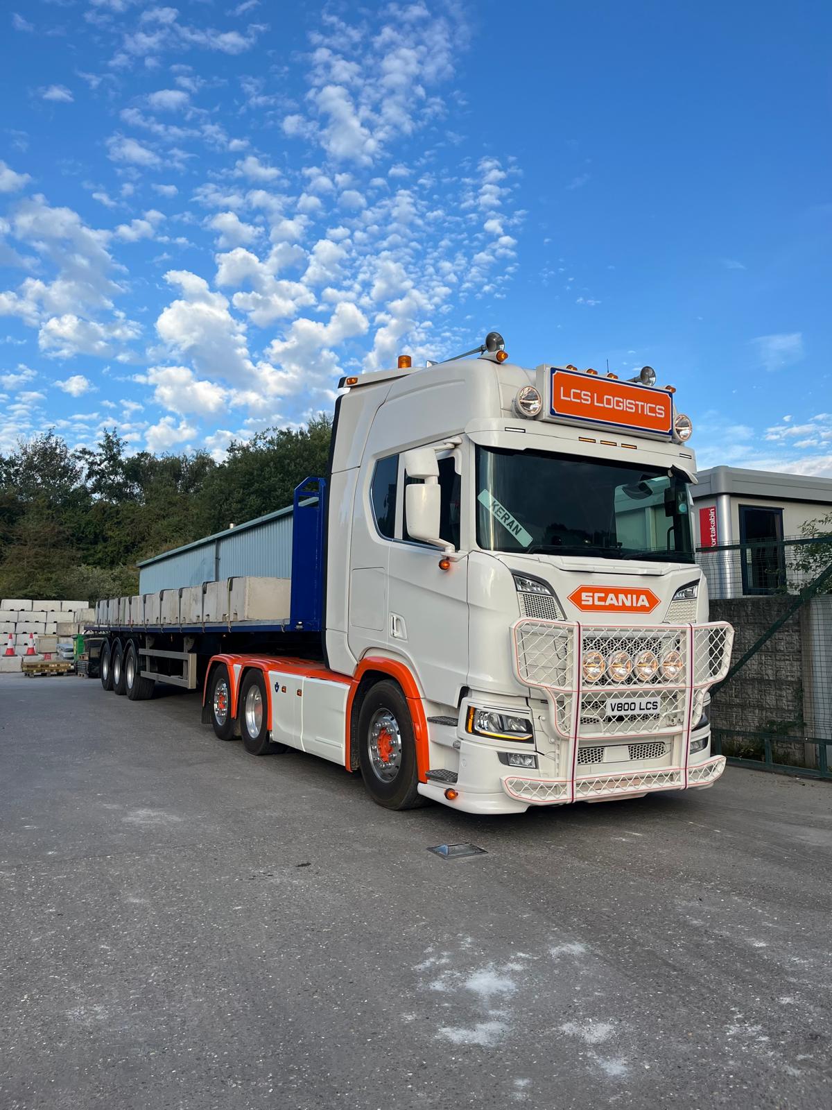 Haulage transport carrying blocks